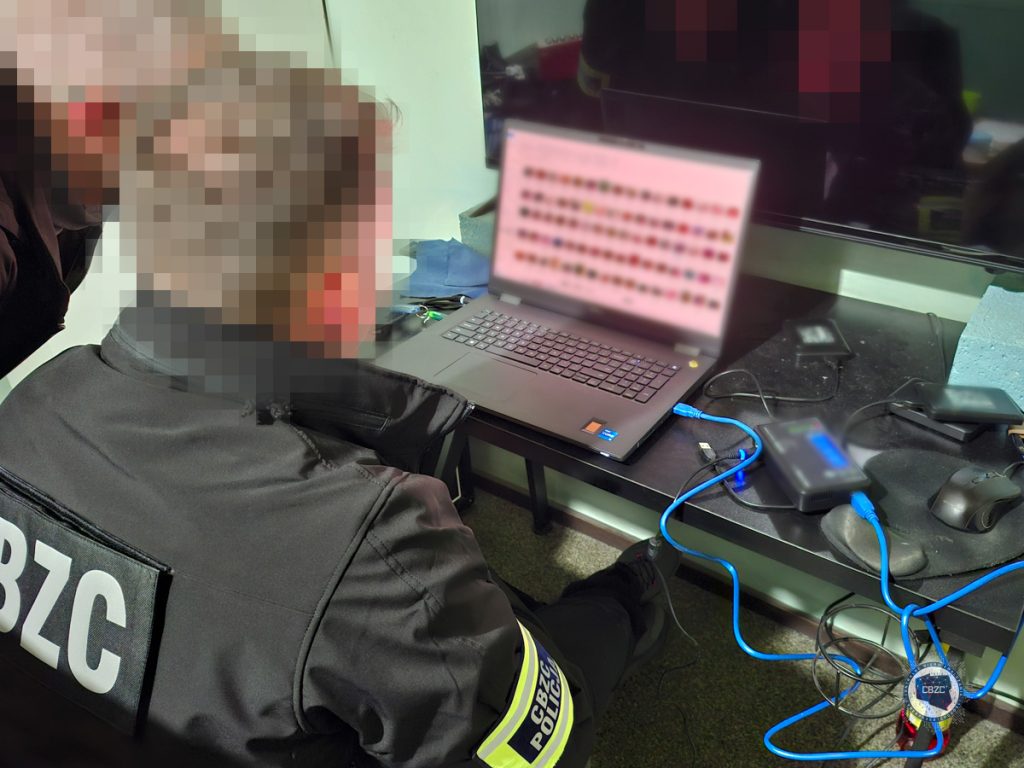 policjant przeszukuje komputer