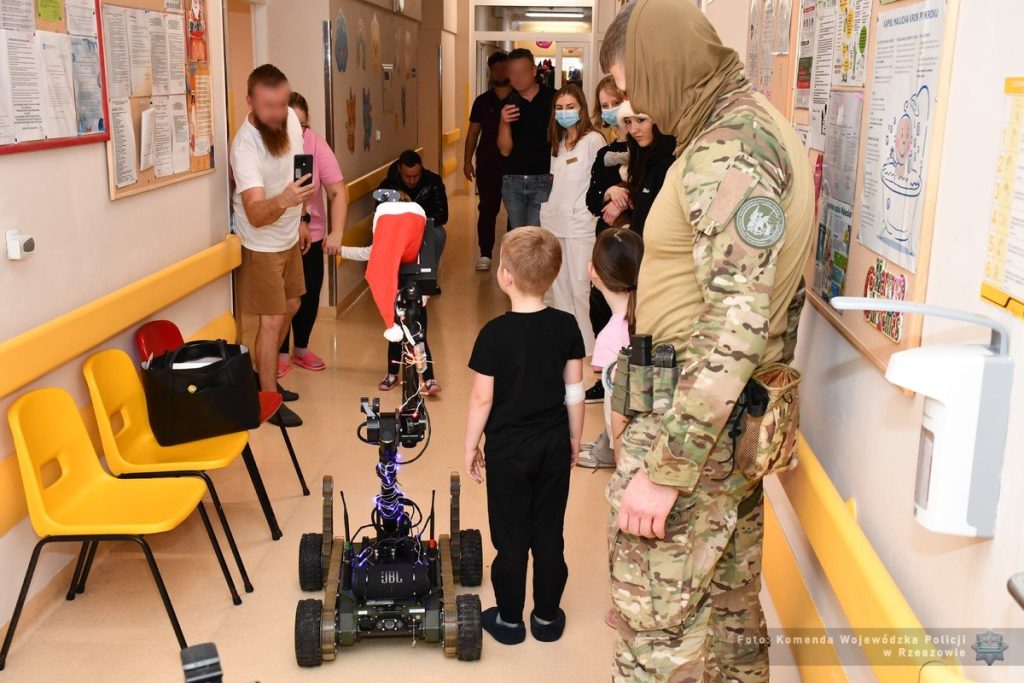 Robot w roli Mikołaja