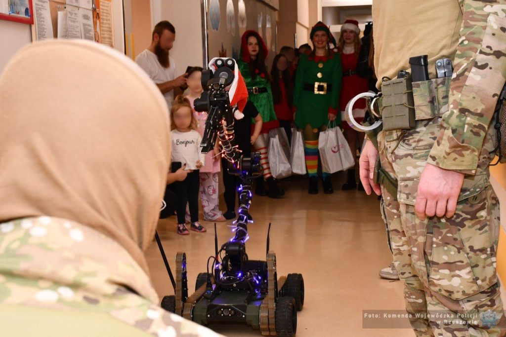 Kontrterroryści w roli pomocników Mikołaja