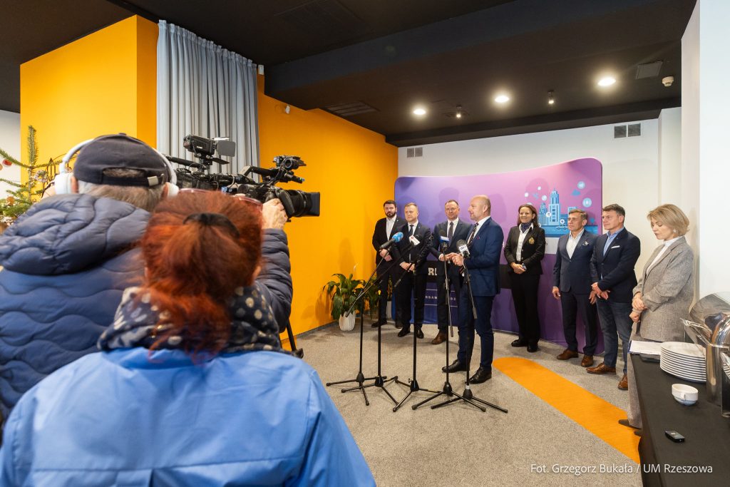 Konrad Fijołek na konferencji prasowej