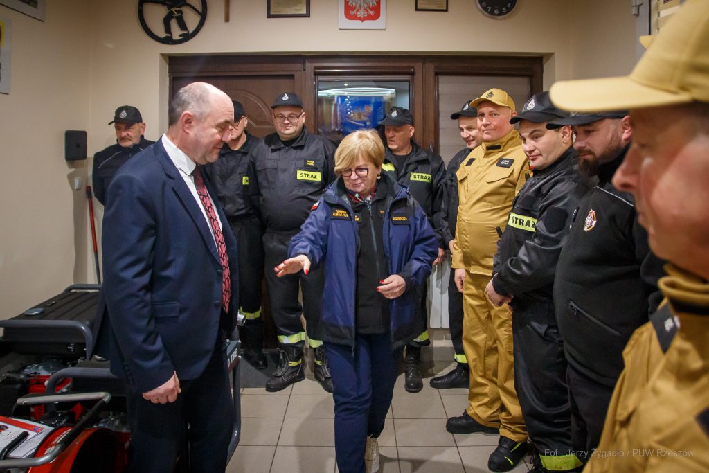 wojewoda podkarpacka ze strażakami z Błażowej