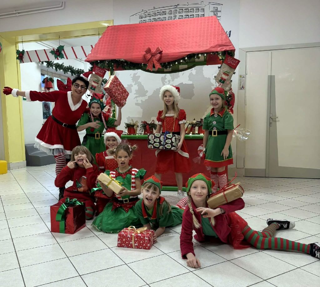 Pani dyrektor i dzieci ze szkoły w Borku Starym