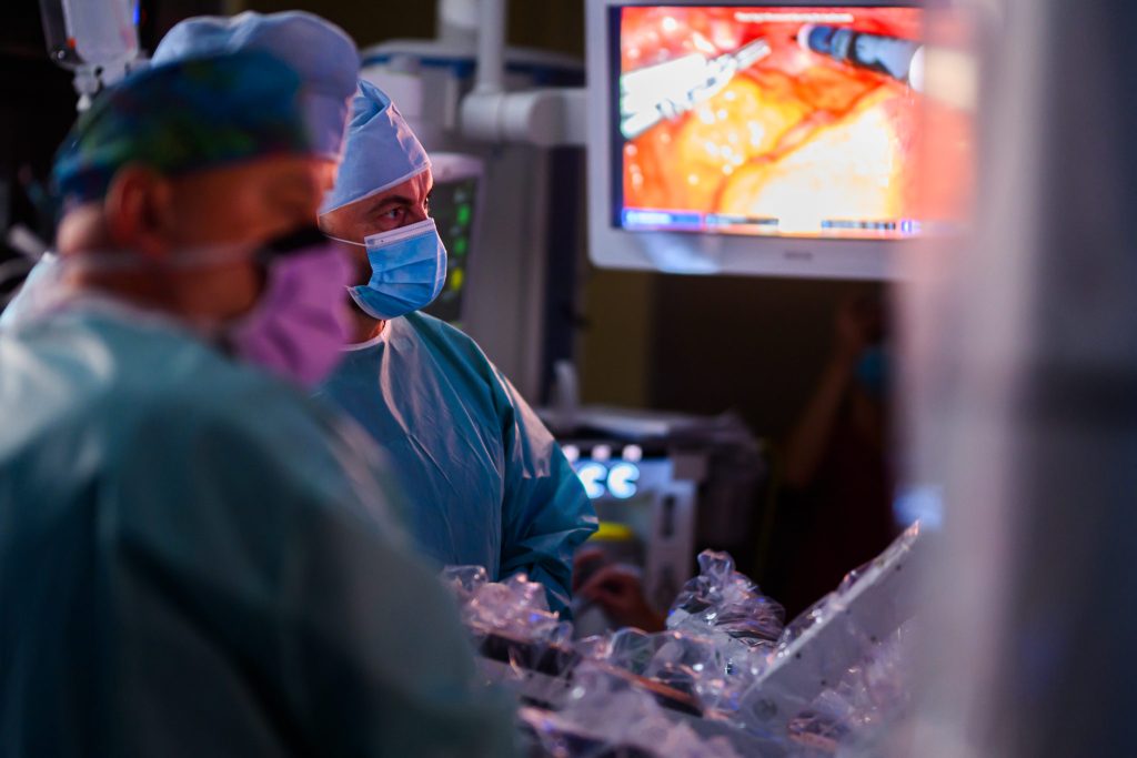 Operacja z robotem chirurgicznym