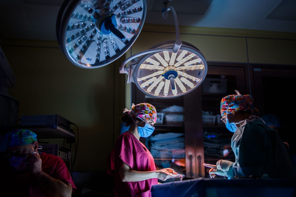 Robot chirurgiczny w trakcie operacji