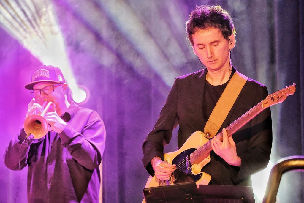 Gitarzysta Damian Kurasz