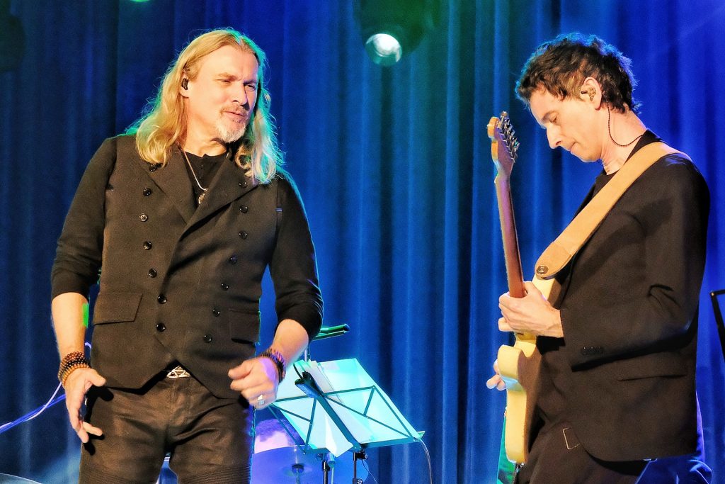 Damian Kurasz na gitarze i Maciej Balcar