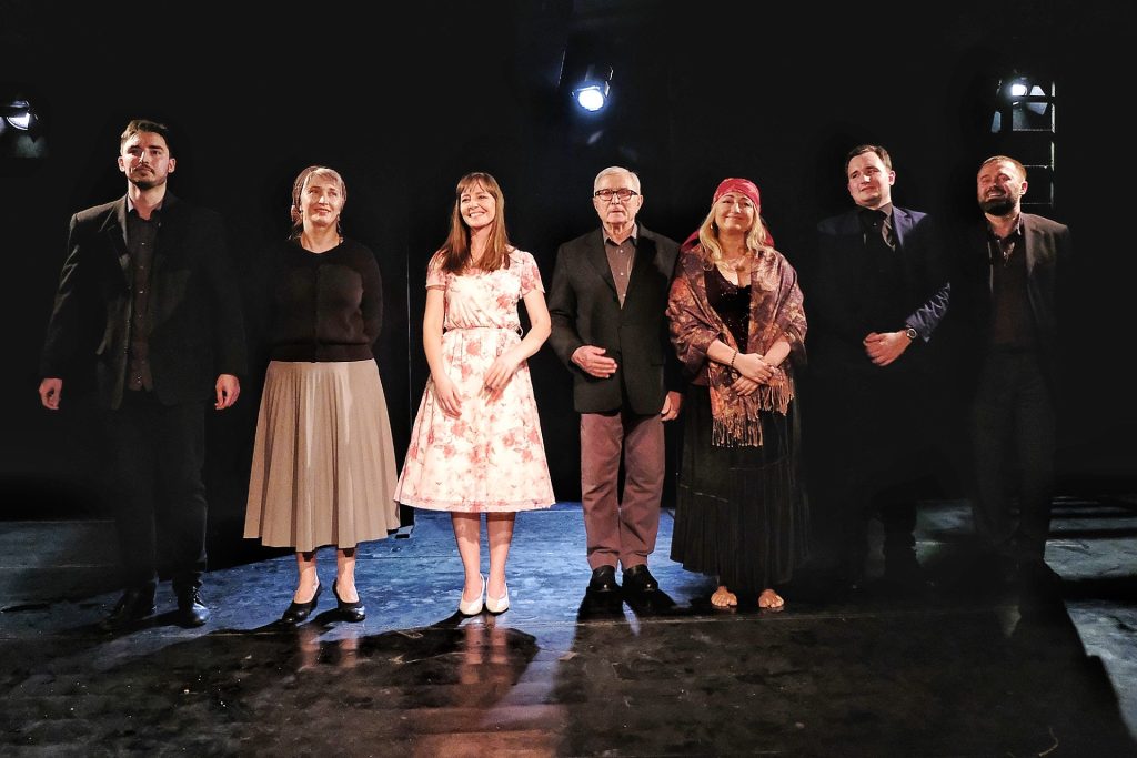 Aktorzy Teatru Przedmieście po udanej premierze