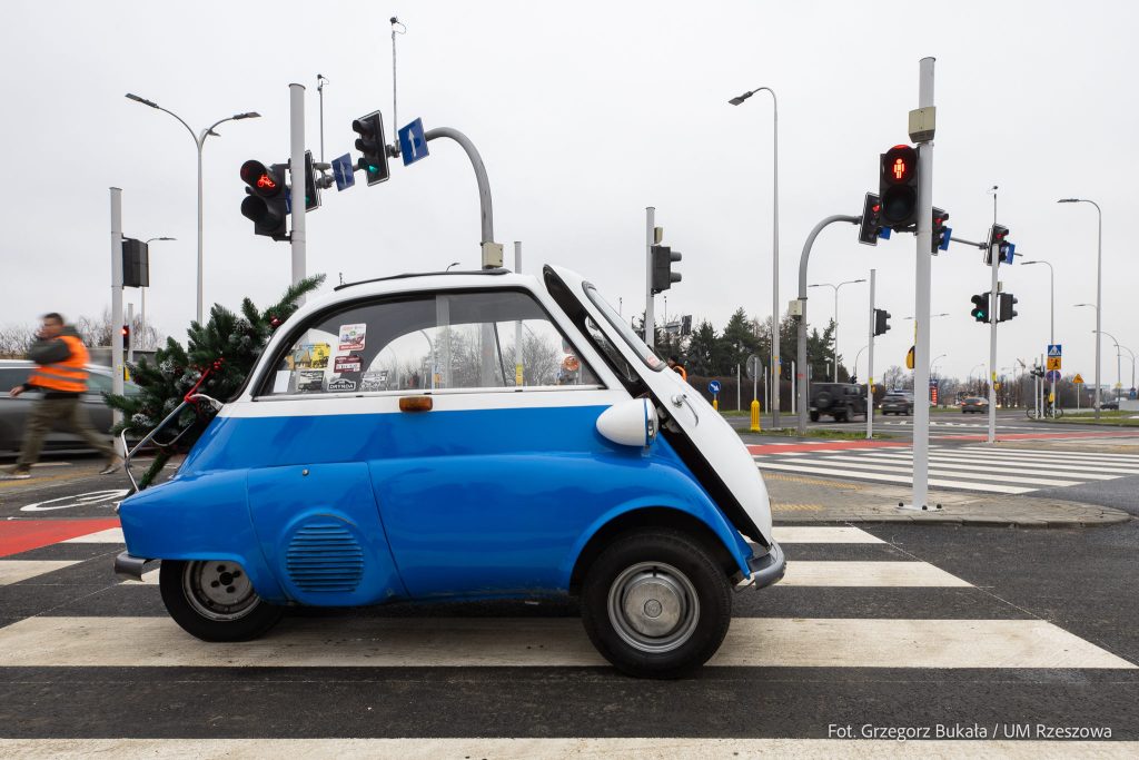 Zabytkowy samochód na Armii Krajowej