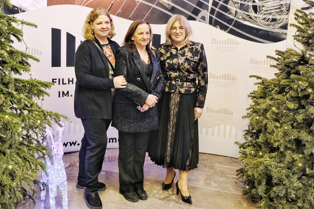 Zwyczajowe zdjęcia na ściance.