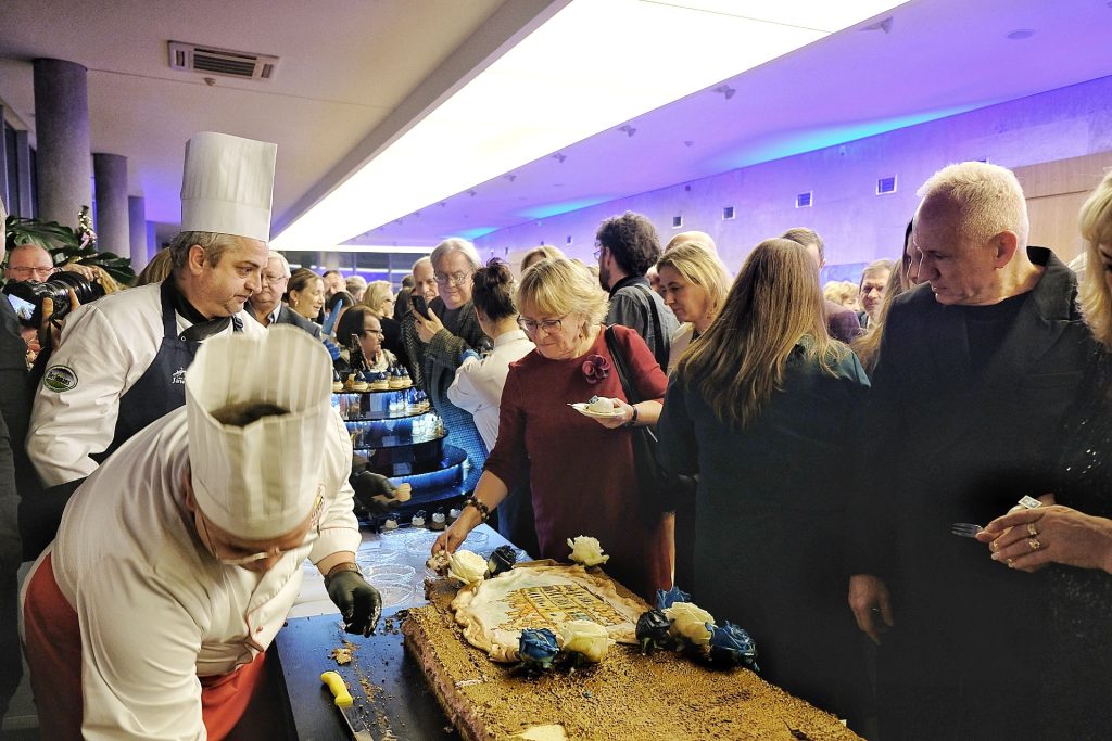 Urodzinowy tort na gali