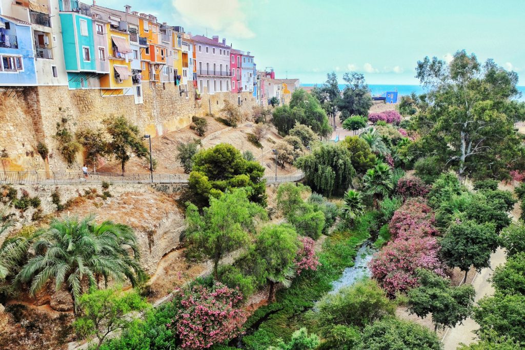 Turystyczne miasteczko Villajoyosa w Hiszpanii