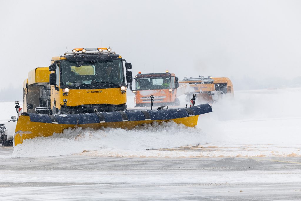 Odśnieżanie pasa startowego na lotnisku w Jasionce
