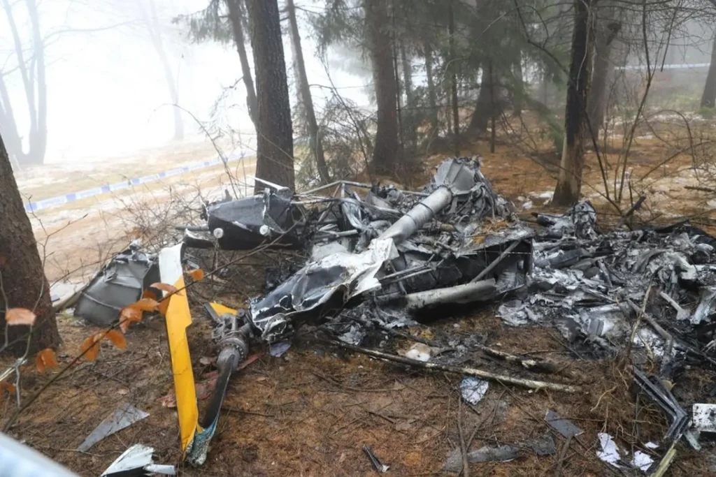 szczątki śmigłowca w lesie