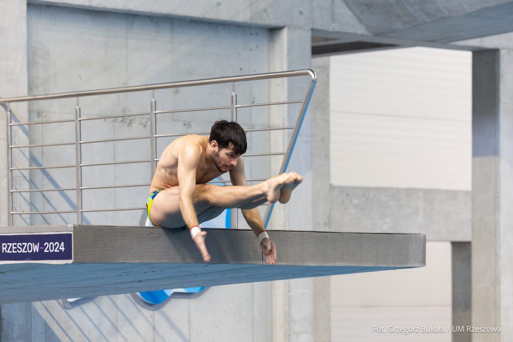 Skoki do wody na basenie przy Matuszczaka