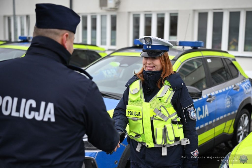 Policjantka cieszy się z nowego radiowozu