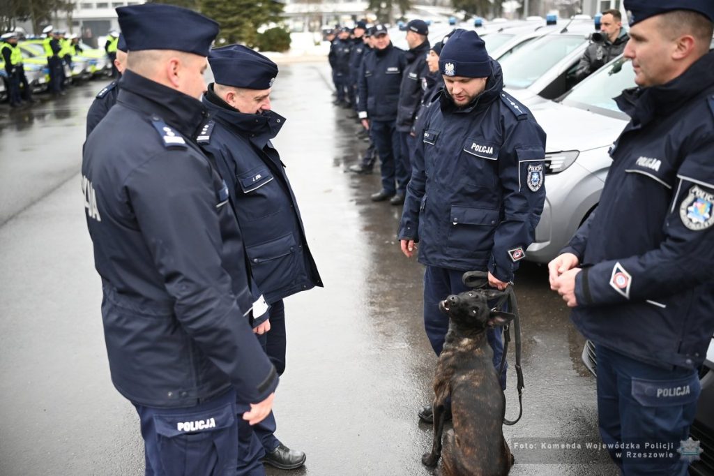 Policjant z psem otrzymuje nowy radiowóz