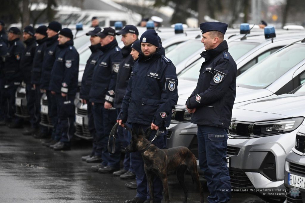 Policjanci i nowe radiowozy