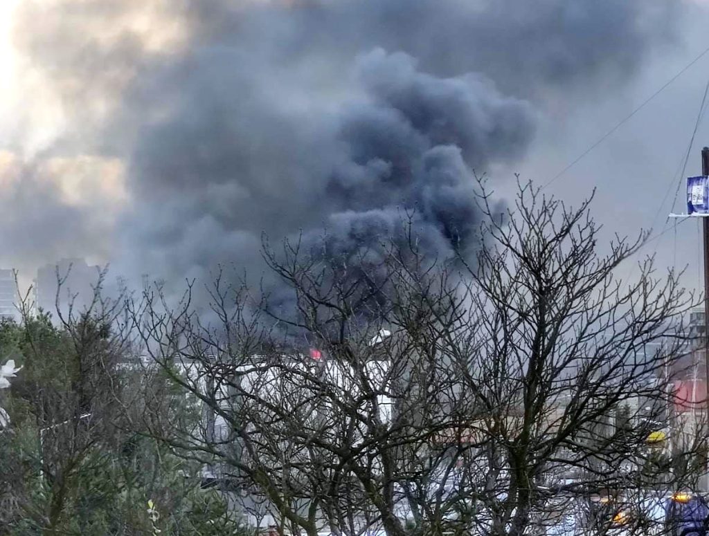 kłęby czarnego dymu