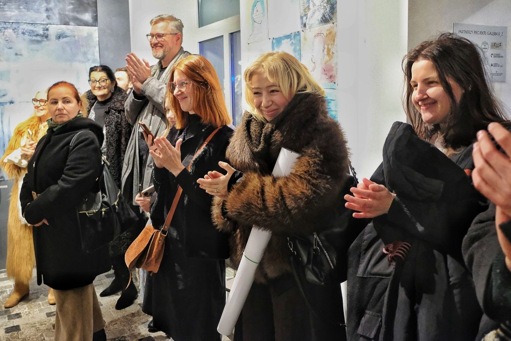 Widzowie podczas otwarcia wystawy "Przegląd / Pracownia 122"