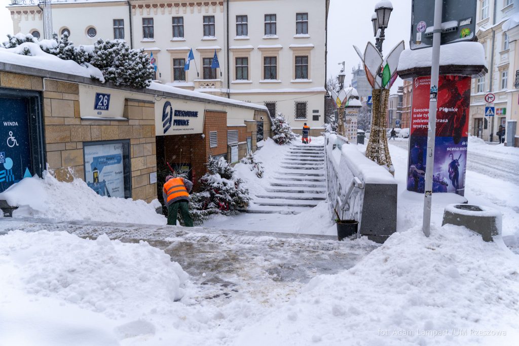 Odśnieżanie przy Rzeszowskich Piwnicach