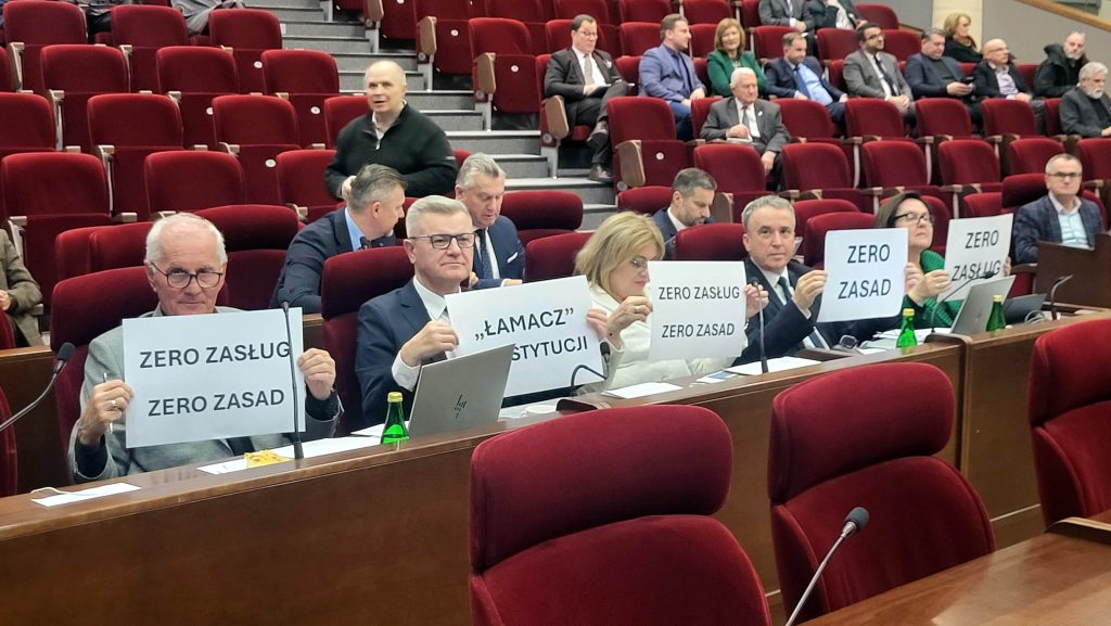 radni Koalicji Obywatelskiej protestują w sejmiku