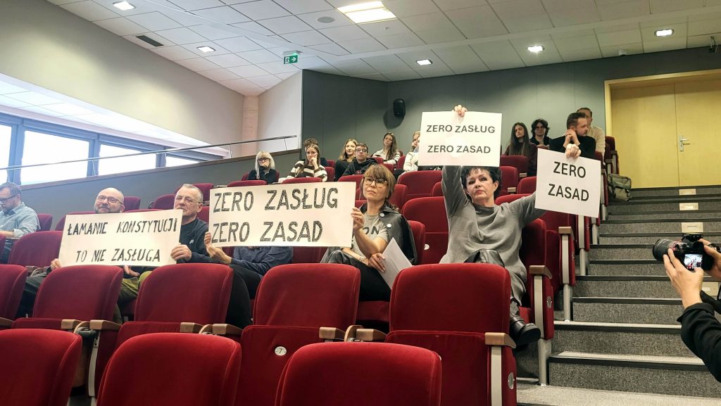 Komitet Obrony Demokracji protestował na sejmiku