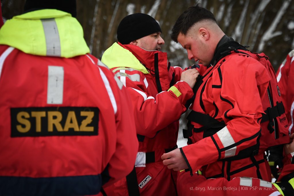 Ćwiczenia strażaków na zamarznietej żwirowni