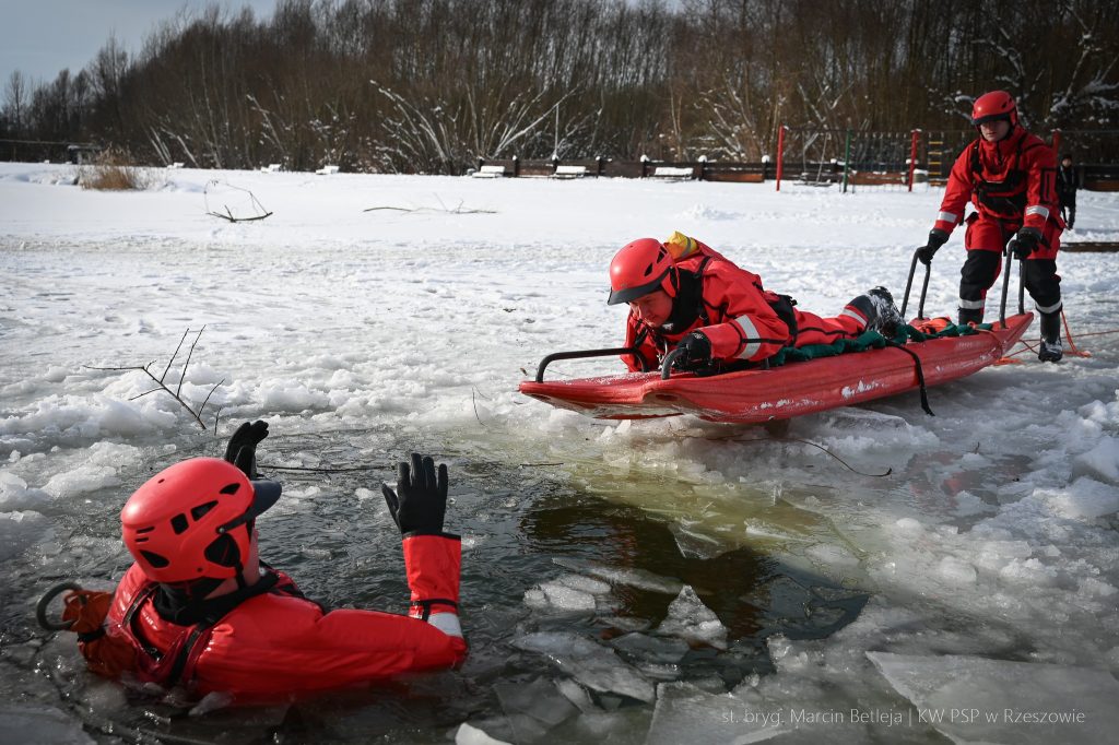 Ratownictwo lodowe - ćwiczenia strażaków