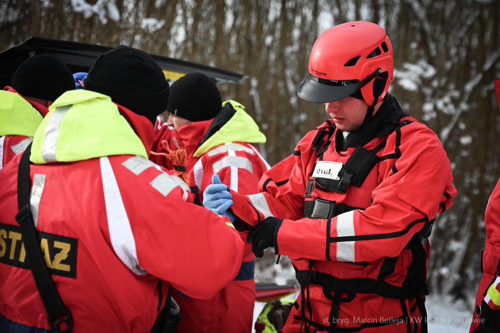Zima, straż pożarna na żwirowni