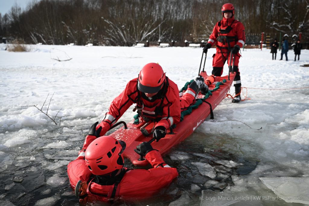 Ćwiczenia straży pozarnej ratownictwo lodowe