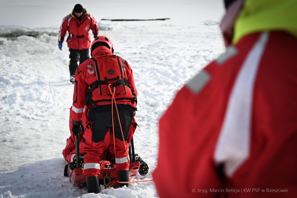 Ćwiczenia strażaków na zamarzniętym akwenie