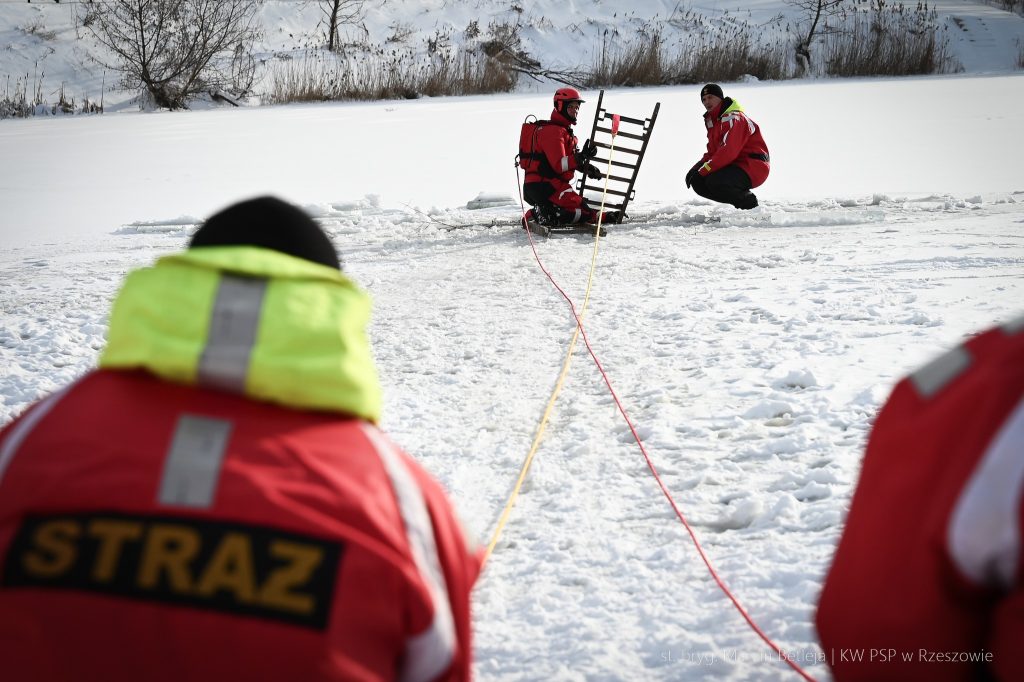 Zamarznięta żwirownia, straz pożarna