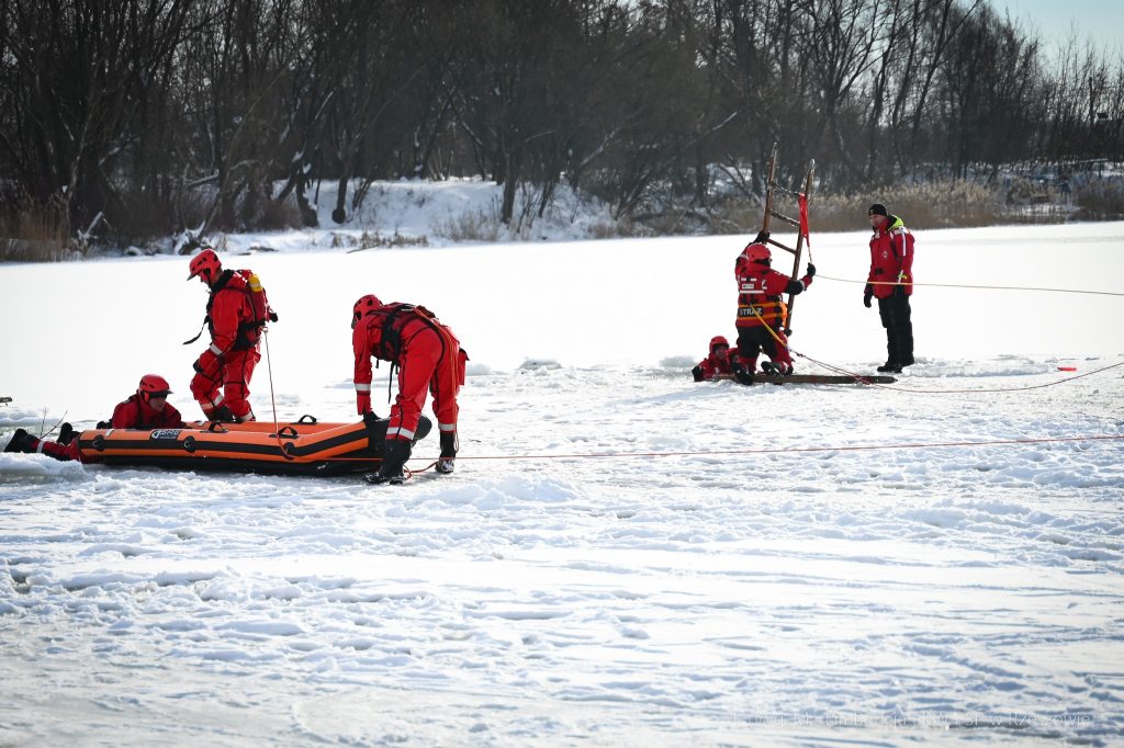 Zima w Rzeszowie, ćwiczenia strażaków na żwirowni