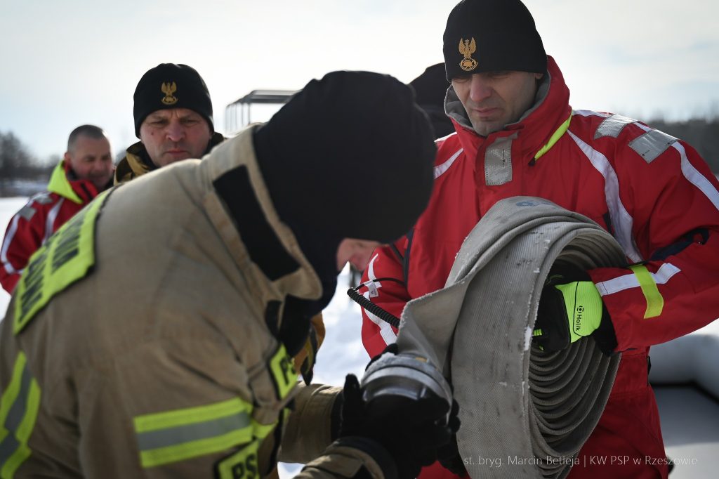 Strażacy ćwicza ratownictwo lodowe