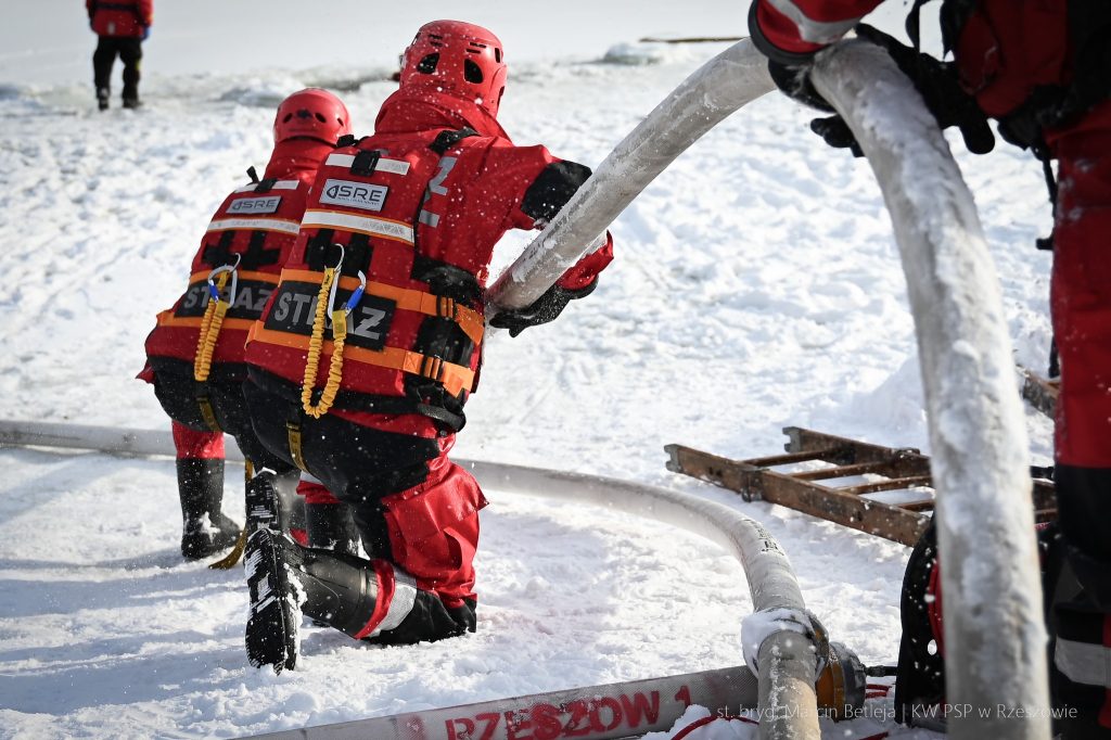 Ćwiczenia z ratownictwa lodowego, żwirownia w Rzeszowie