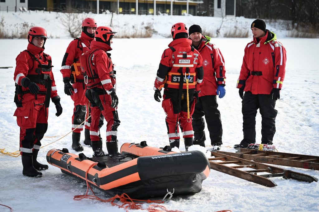 Ratownictwo lodowe - ćwiczenia na zamarzniętej żwirowni