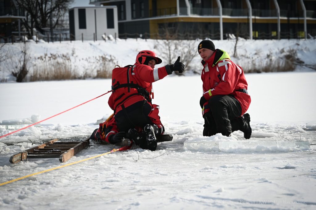Zamarznieta żwirownia - strażacy