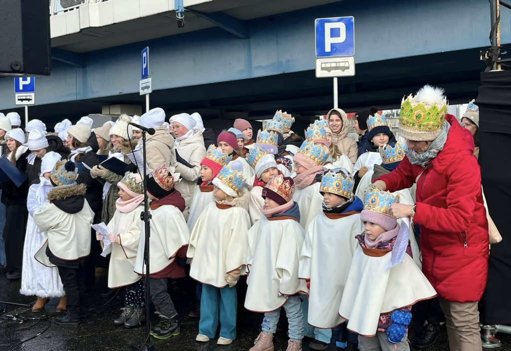 dzieci w Orszaku Trzech Króli
