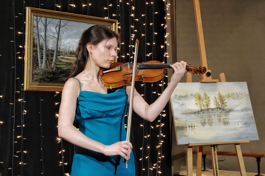 Alicja Jabłońska gra na skrzypcach