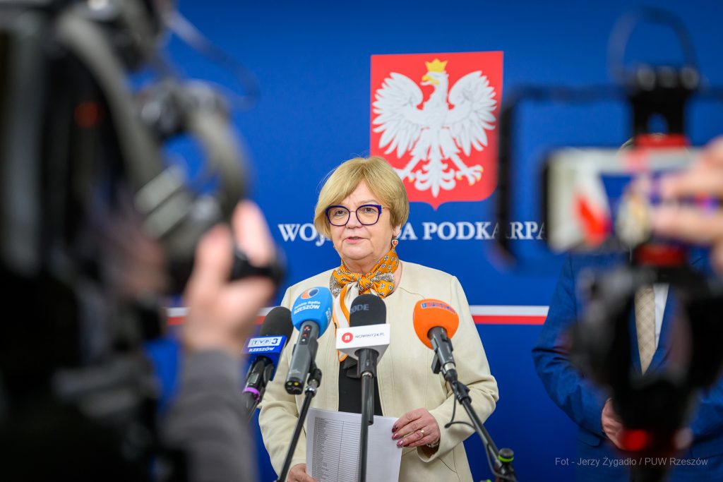 wojewoda na konferencji prasowej