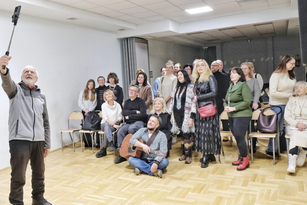 Uczestnicy wernisażu w RDK na Dąbrowskiego