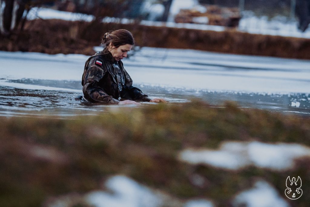 Ćwiczenia terytorialsów w lodowatej wodzie