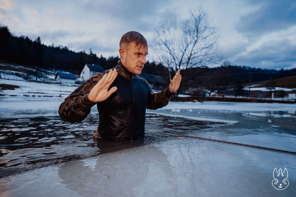 Żołnierz w lodowatej wodzie