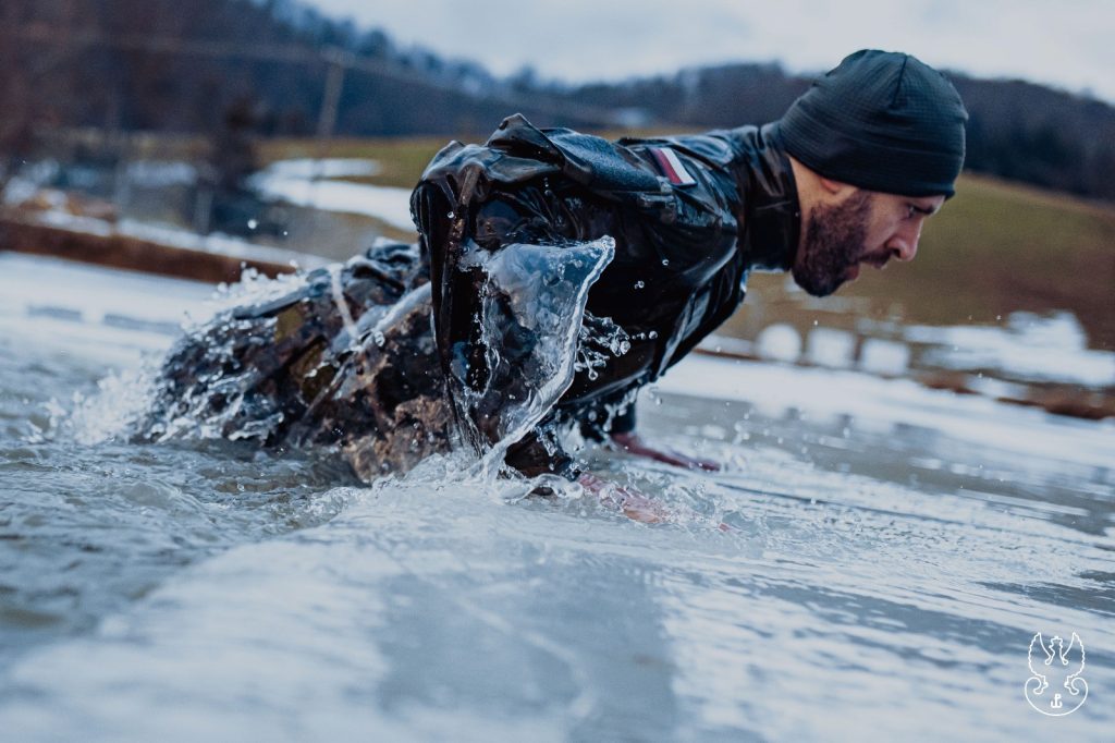 Żołnierz w zimnej wodzie