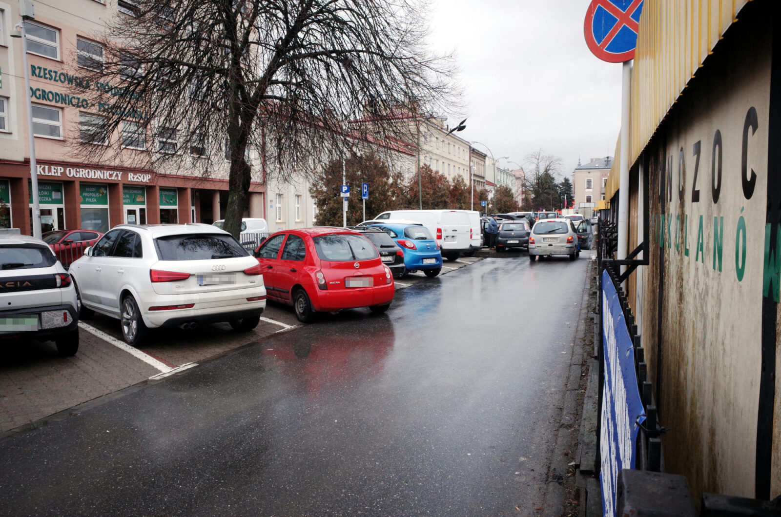 Miejsca parkingowe przy ul. 8 Marca w Rzeszowie