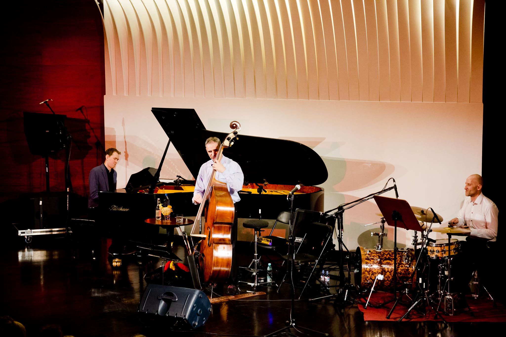 Alek Berkowicz z zespołem.