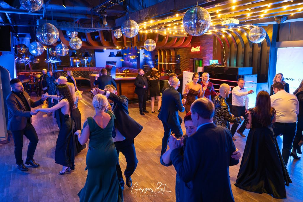 goście tańczący na balu