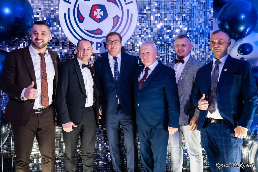 laureaci oraz prezes Cezary Kulesza