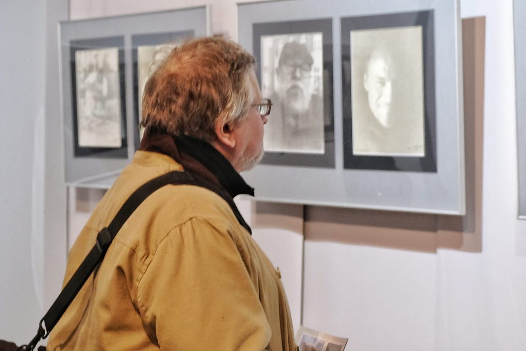 Bogdan Wąsacz na wernisażu w WDK