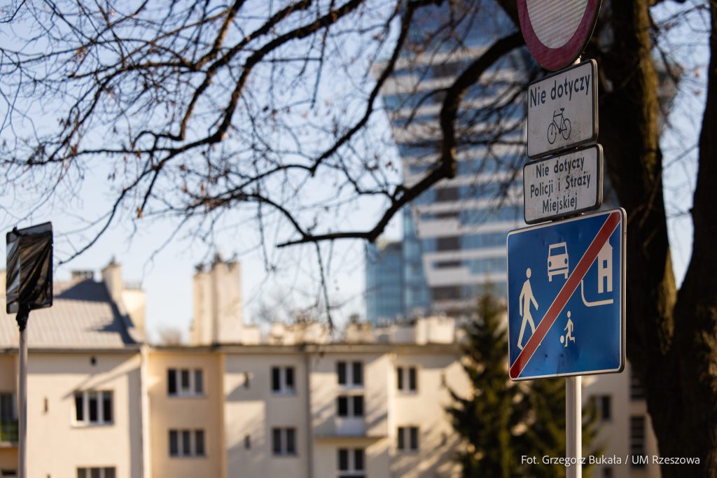 Znak Strefa zamieszkania na Lubomirskich